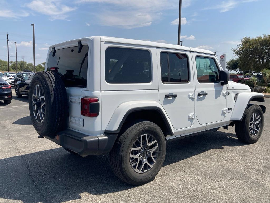 Used 2026 Jeep Wrangler Unlimited Sahara AWD/4WD image 4