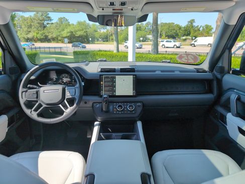 Used 2025 Land Rover Defender 110 X-Dynamic SE AWD/4WD image 29
