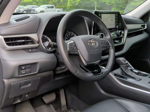Used 2021 Toyota Highlander XLE FWD image 12