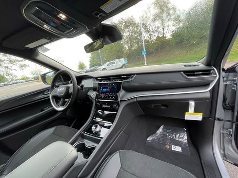 New 2025 Jeep Grand Cherokee L Altitude AWD/4WD image 11