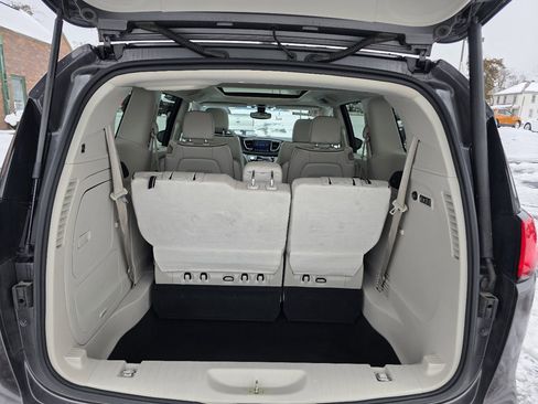 Used 2017 Chrysler Pacifica Limited image 17