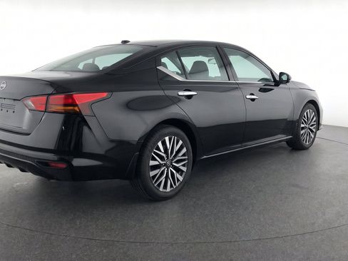 Used 2025 Nissan Altima 2.5 SV FWD image 9