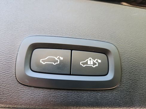 Used 2025 Volvo XC40 B5 Core image 30