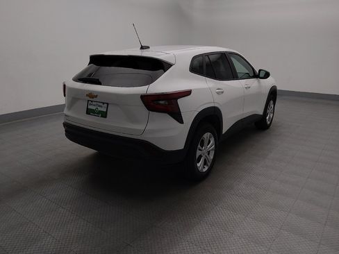 Used 2025 Chevrolet Trax LS FWD image 9