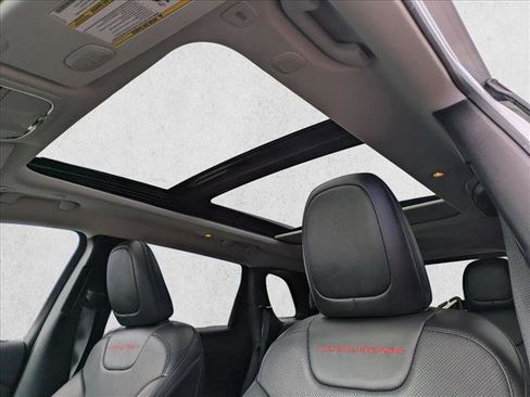 Used 2019 Jeep Cherokee Trailhawk image 16