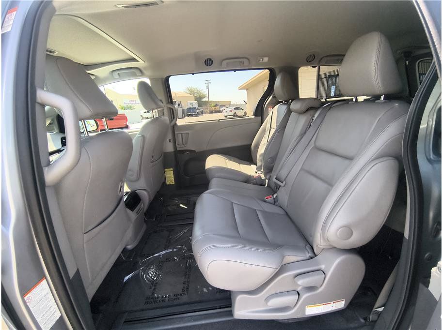 Used 2015 Toyota Sienna XLE FWD image 10