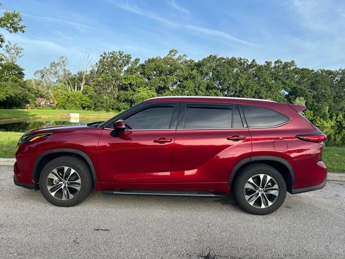 Used 2022 Toyota Highlander XLE FWD image 3