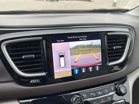 Used 2018 Chrysler Pacifica Touring-L w/ Advanced Safetytec Group FWD image 17
