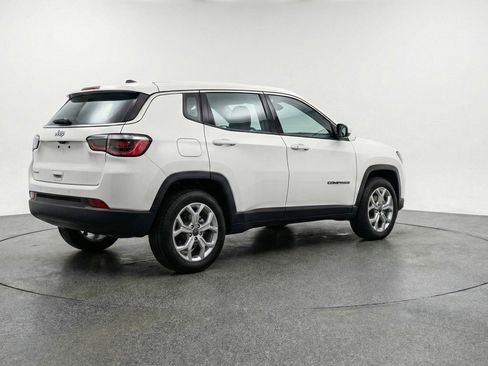 Used 2025 Jeep Compass Latitude AWD/4WD image 9