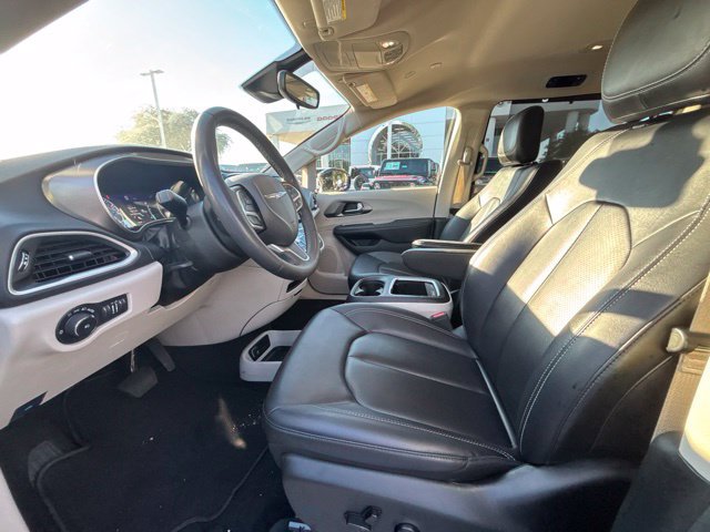 Used 2024 Chrysler Pacifica Touring-L FWD image 9