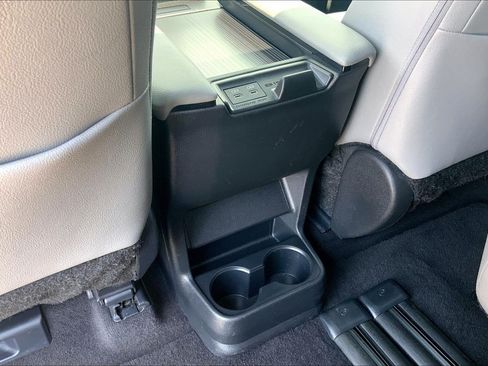 Used 2025 Toyota Sienna XLE FWD image 41