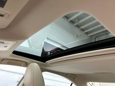 Used 2017 Lexus ES 300h Sedan w/ Luxury Package image 40