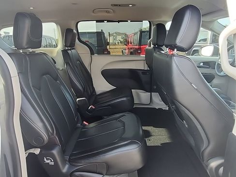 Certified 2023 Chrysler Pacifica Touring-L image 27
