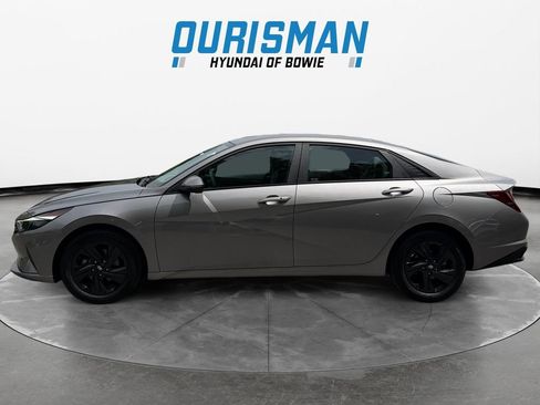 Used 2023 Hyundai Elantra SEL w/ Preferred Accessory Package FWD image 3