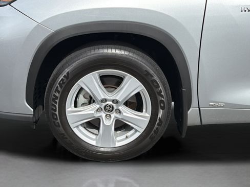 Used 2021 Toyota Highlander LE AWD/4WD image 26