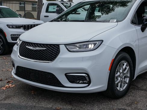 New 2026 Chrysler Pacifica Select image 9