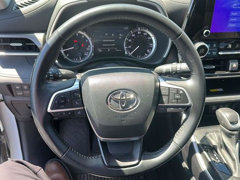 Used 2023 Toyota Highlander XLE AWD/4WD image 13