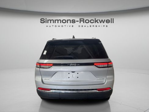 Used 2023 Jeep Grand Cherokee Laredo w/ Luxury Tech Group I AWD/4WD image 4