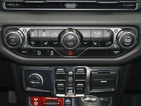 New 2025 Jeep Wrangler Unlimited Rubicon w/ Technology Group image 30