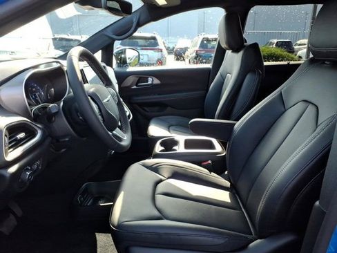New 2026 Chrysler Pacifica Select image 14