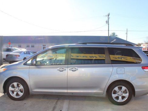 Used 2013 Toyota Sienna LE image 4