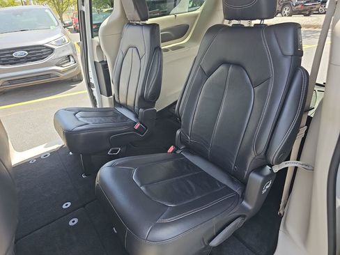 Certified 2022 Chrysler Pacifica Touring-L FWD image 15