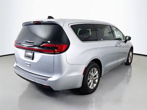 Used 2023 Chrysler Pacifica Touring-L AWD/4WD image 7