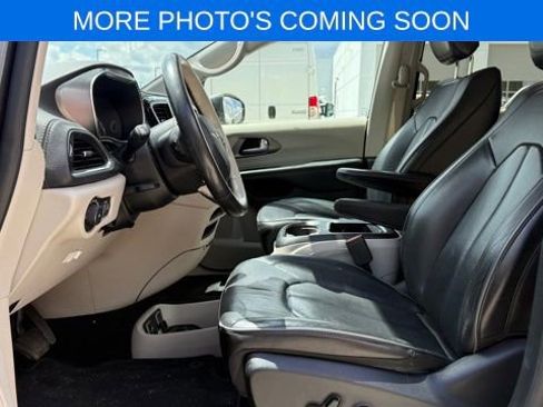 Used 2019 Chrysler Pacifica Limited FWD image 10
