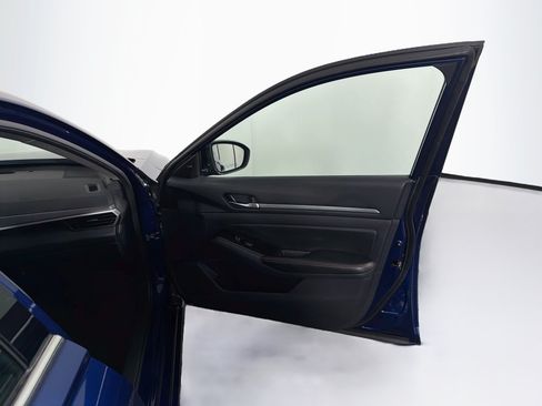 Used 2024 Nissan Altima 2.5 SR FWD image 32