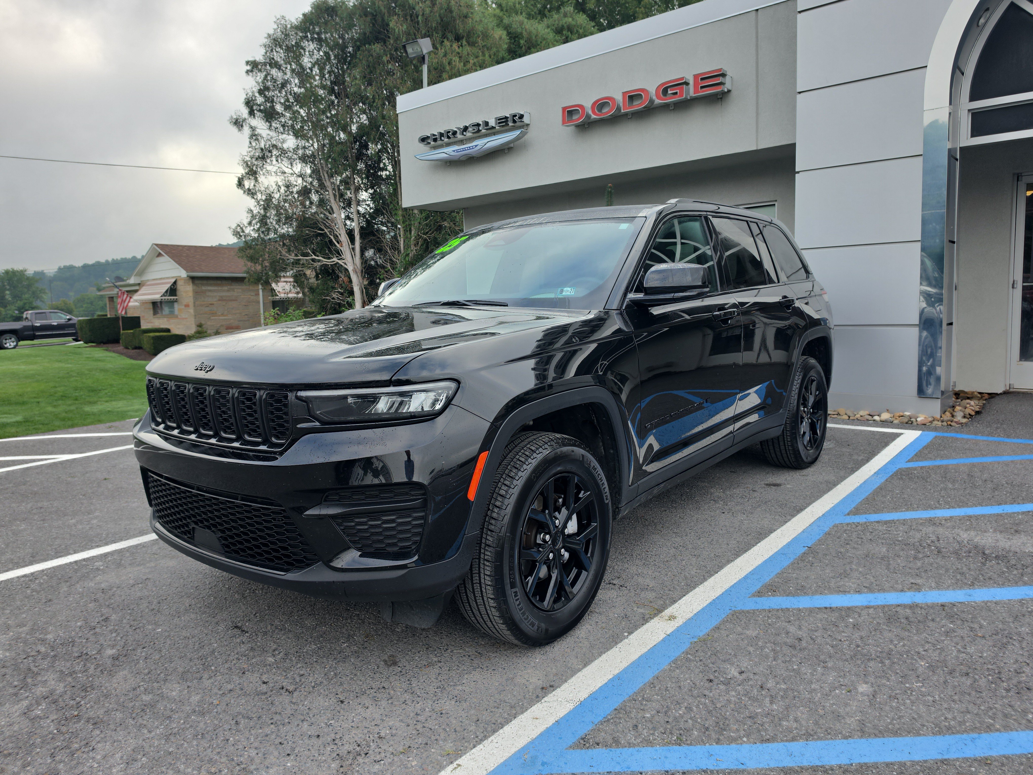 Used 2025 Jeep Grand Cherokee Altitude AWD/4WD image 8