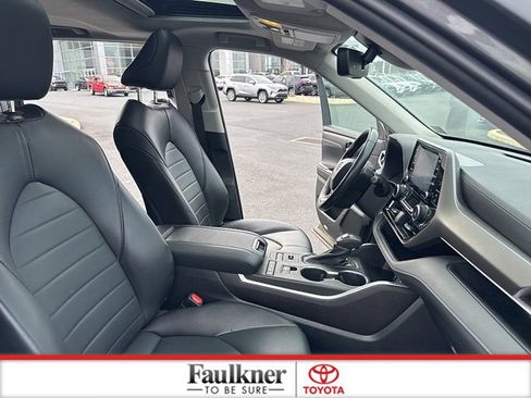 Used 2022 Toyota Highlander XLE image 18