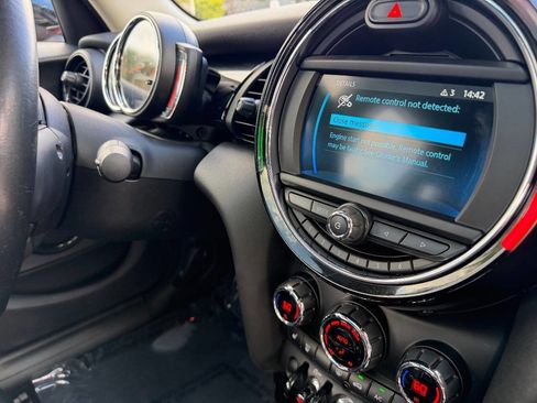 Used 2019 MINI Cooper 4-Door Hardtop w/ Signature Upholstery Package image 26