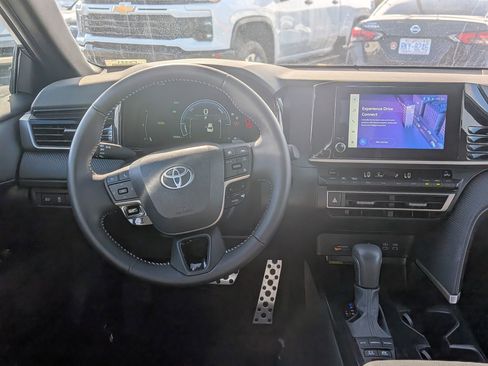 Used 2025 Toyota Camry SE image 18