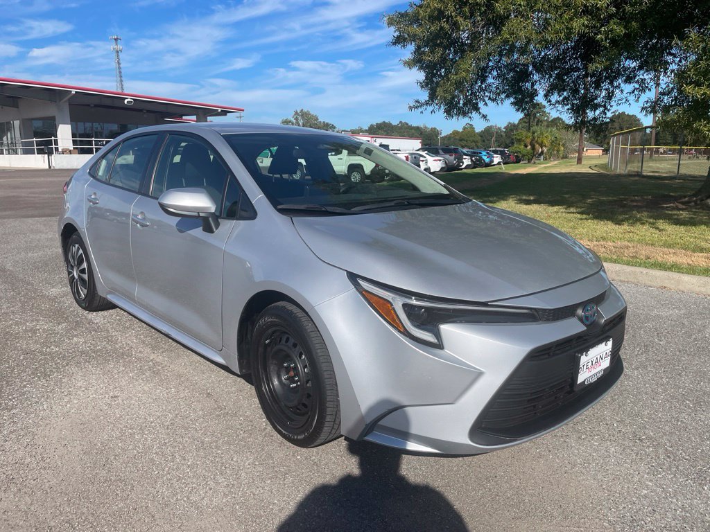 Used 2025 Toyota Corolla LE FWD image 1