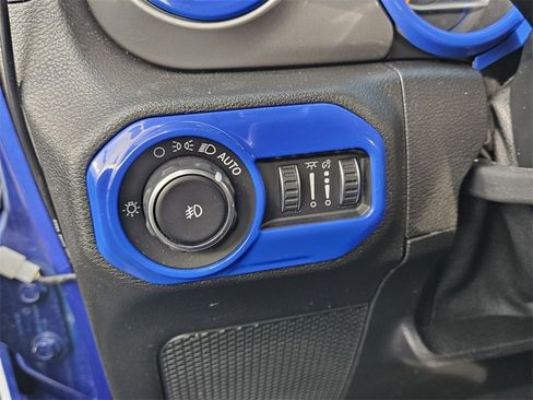 Used 2018 Jeep Wrangler Unlimited Sahara image 13