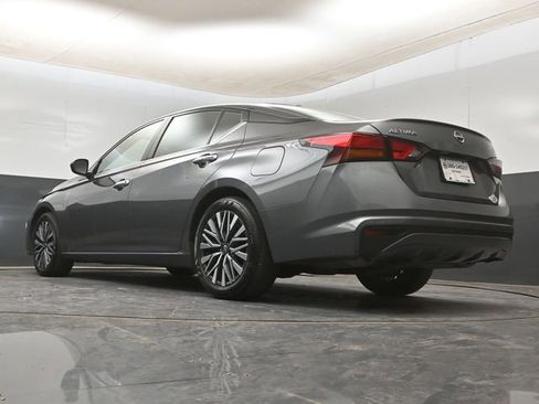 Used 2025 Nissan Altima 2.5 SV FWD image 14