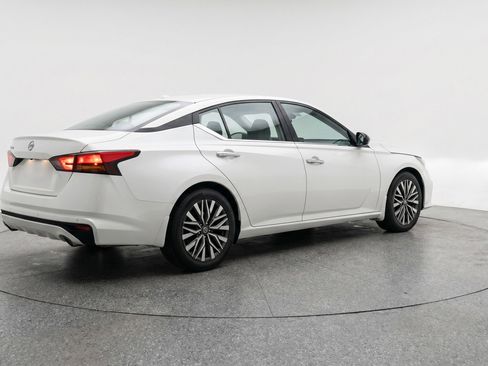 Used 2025 Nissan Altima 2.5 SV FWD image 9