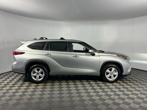 Used 2023 Toyota Highlander LE image 4