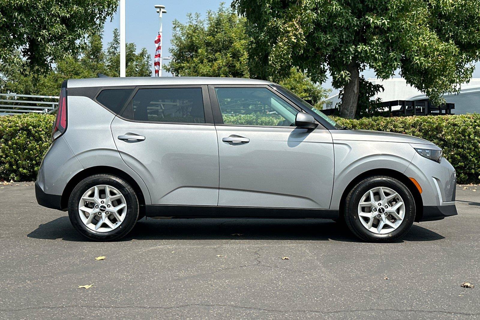 Used 2023 Kia Soul LX w/ LX Technology Package FWD image 2