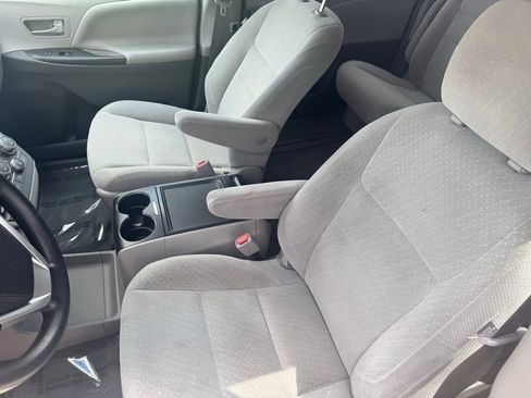 Used 2019 Toyota Sienna LE AWD/4WD image 6