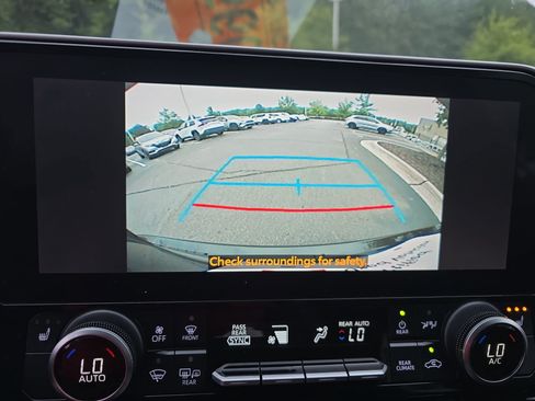 Used 2024 Toyota Highlander XLE FWD image 23