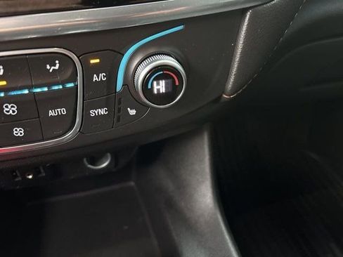 Used 2020 Chevrolet Traverse LT image 25