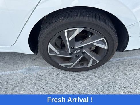 Used 2025 Hyundai Elantra SEL image 18