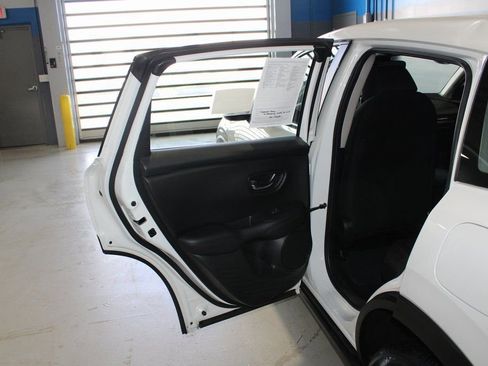 Used 2023 Honda HR-V LX image 16