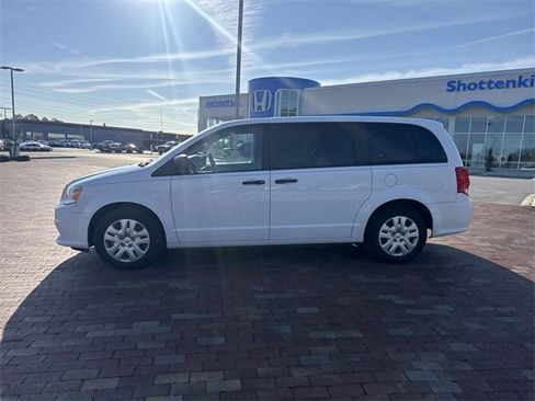 Used 2019 Dodge Grand Caravan SE image 3