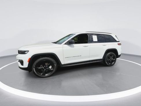 Used 2023 Jeep Grand Cherokee Limited w/ Black Appearance Package AWD/4WD image 5