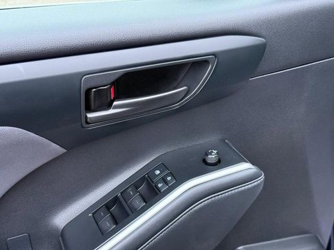 Used 2022 Toyota Highlander L image 19