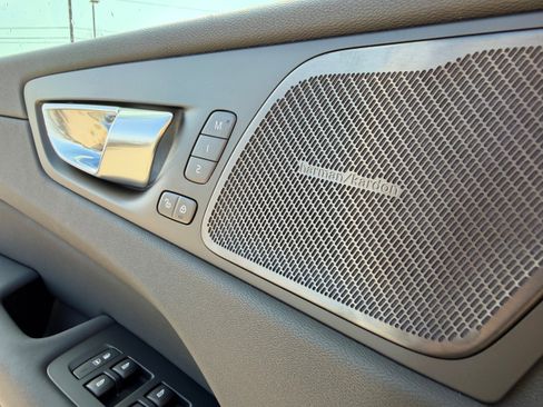 New 2026 Volvo XC60 B5 Ultra image 18