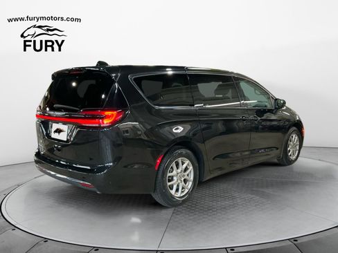 Used 2023 Chrysler Pacifica Touring-L FWD image 4