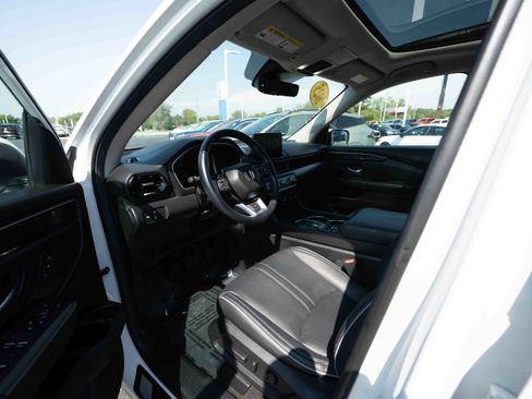 Used 2025 Honda Pilot Elite image 8